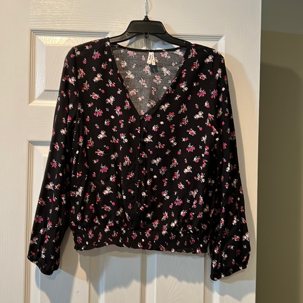 Mudd NWOT Long sleeve ruched blouse, black with red and pink floral print, Sz L